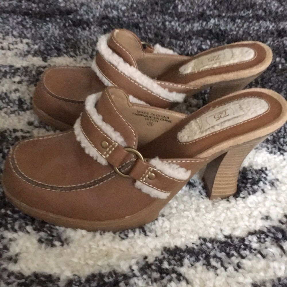Tan and Fleece Trim Clogs Size 7.5